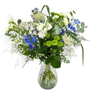 Høj, luftig buket "Hokus Pokus" med hvide og blå blomster