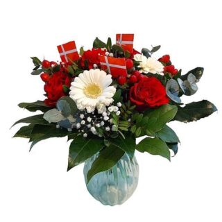 Klassisk fødselsdagsbuket i røde og hvide farver med fødselsdagsflag - Holst Blomster