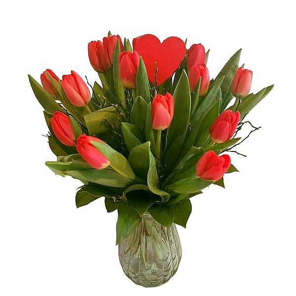 Flotte røde tulipaner pyntet med et fint rødt hjerte - Holst Blomster Bornholm