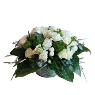 Flot, rund blomsterdekoration med hvide og limegrønne blomster i zinkskjuler
