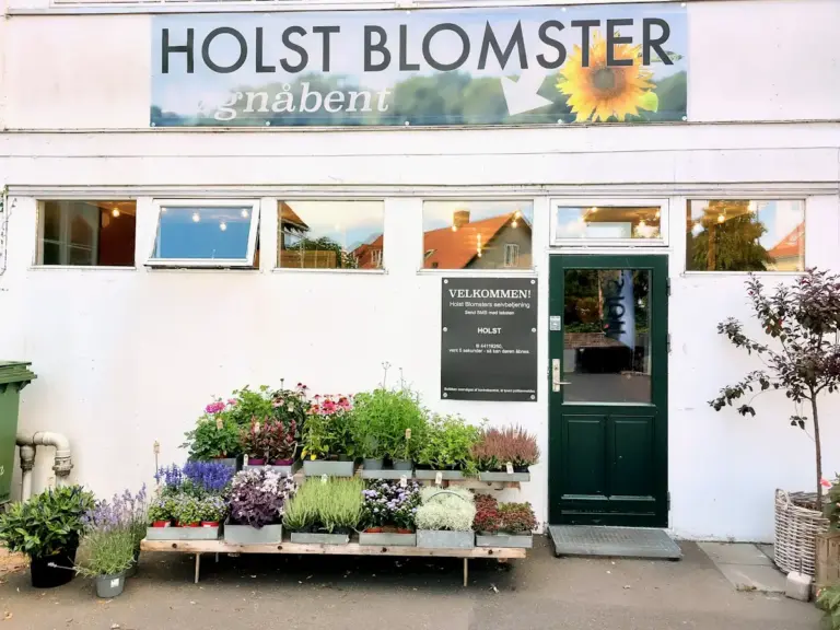 Indgangen til Holst Blomsters døgnbutik i Nexø