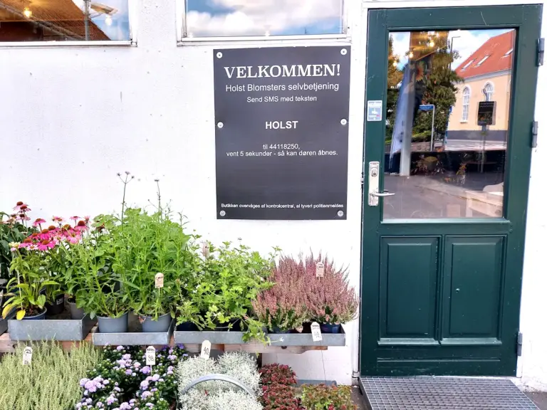 Indgang til Holst Blomsters døgnbutik med vejledning